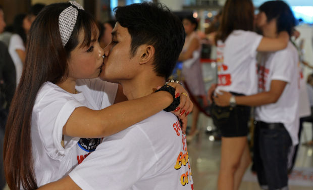guinness record kissing, thai couples vie for Guinness World Record for longest kiss